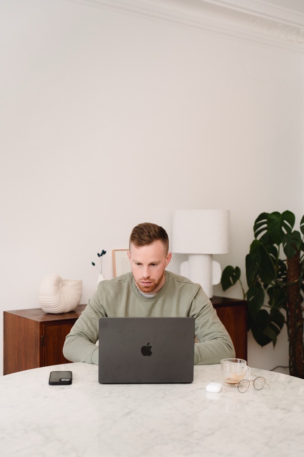 Tom Lavialle au travail sur les campagnes de ses clients